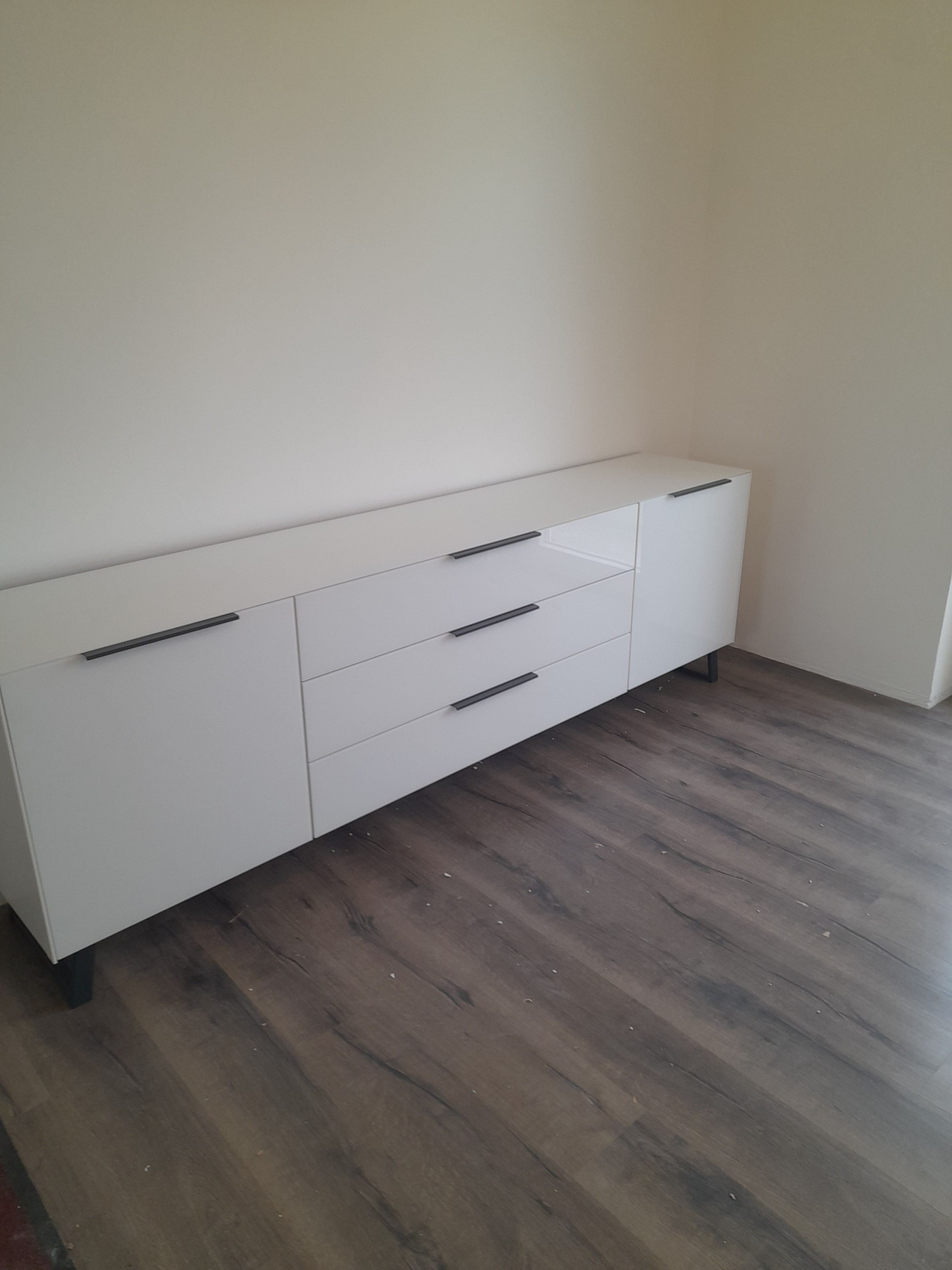 Fehér komód szerelés