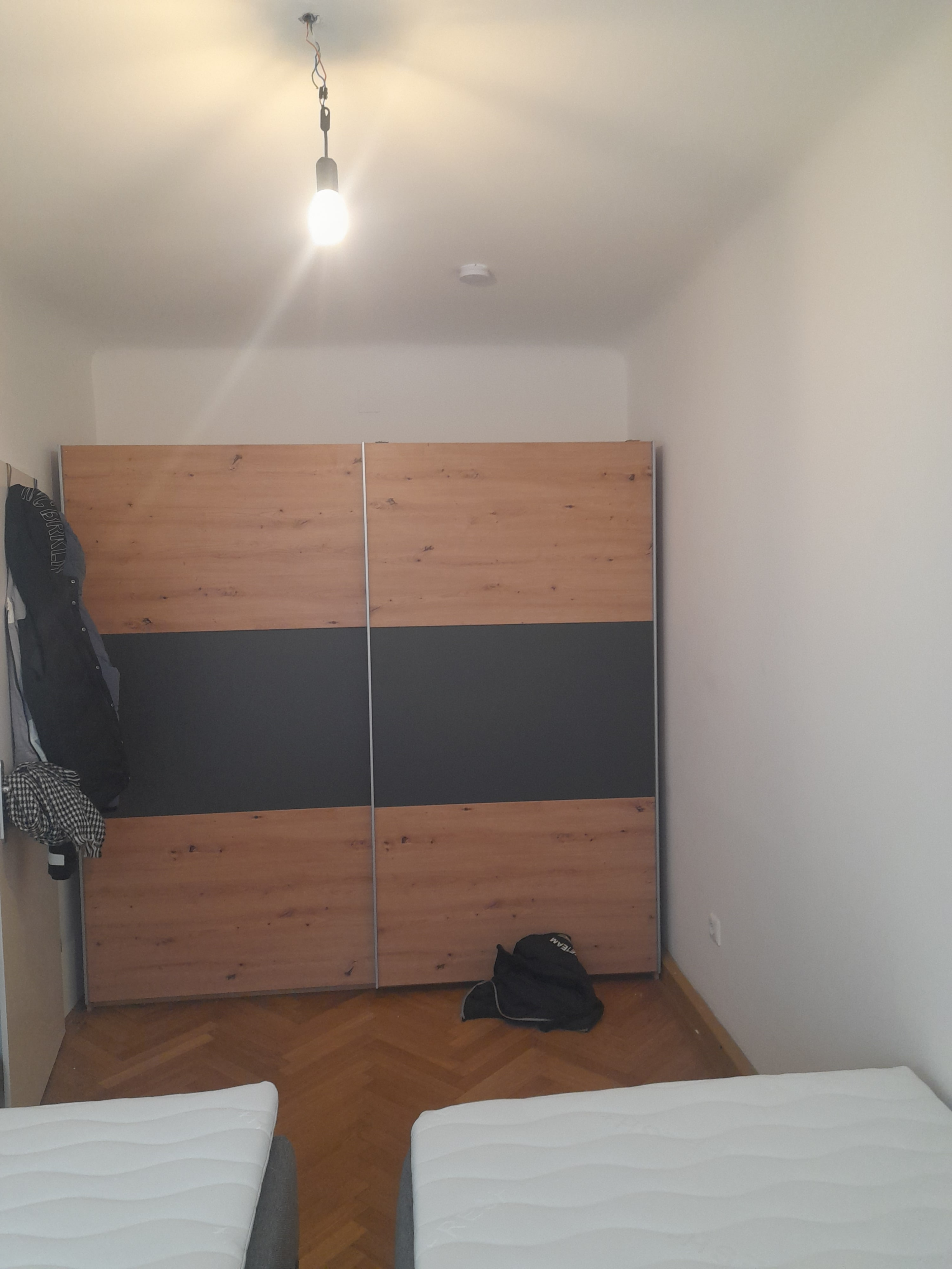 Fekete-barna bútor szerelés