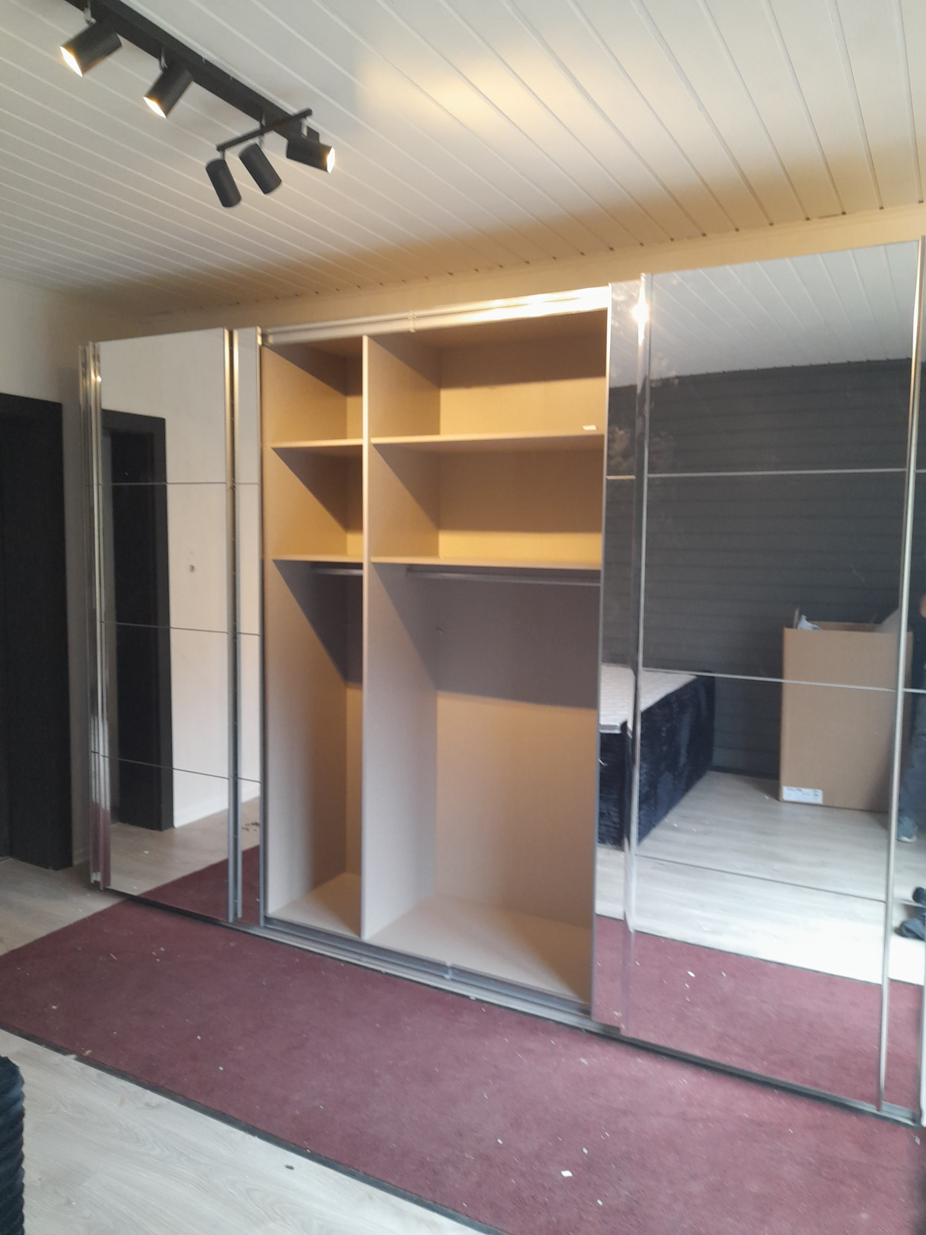 Tükrös gardróbszekrény szerelés