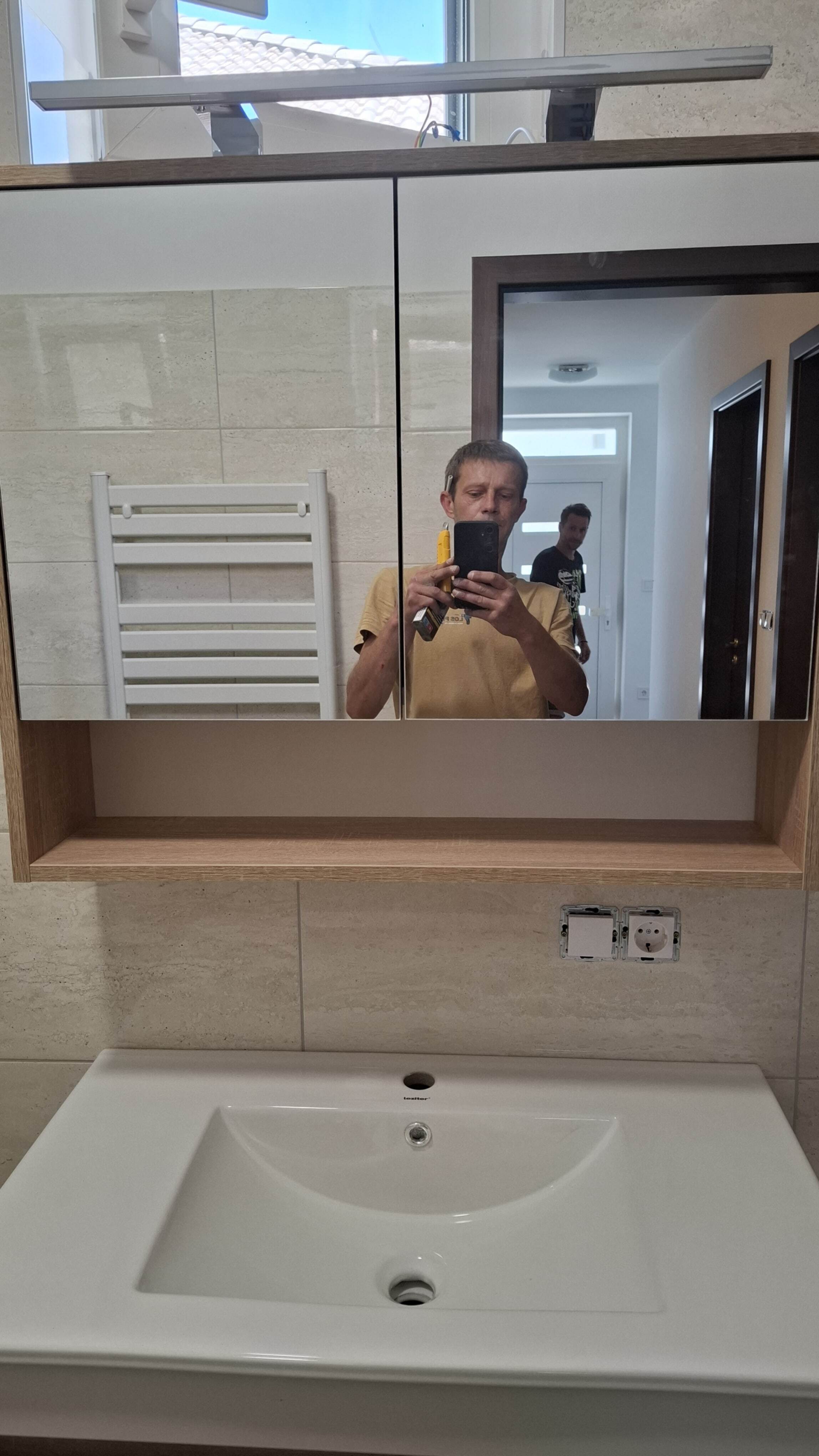 Fürdőszoba felső szekrény szerelés