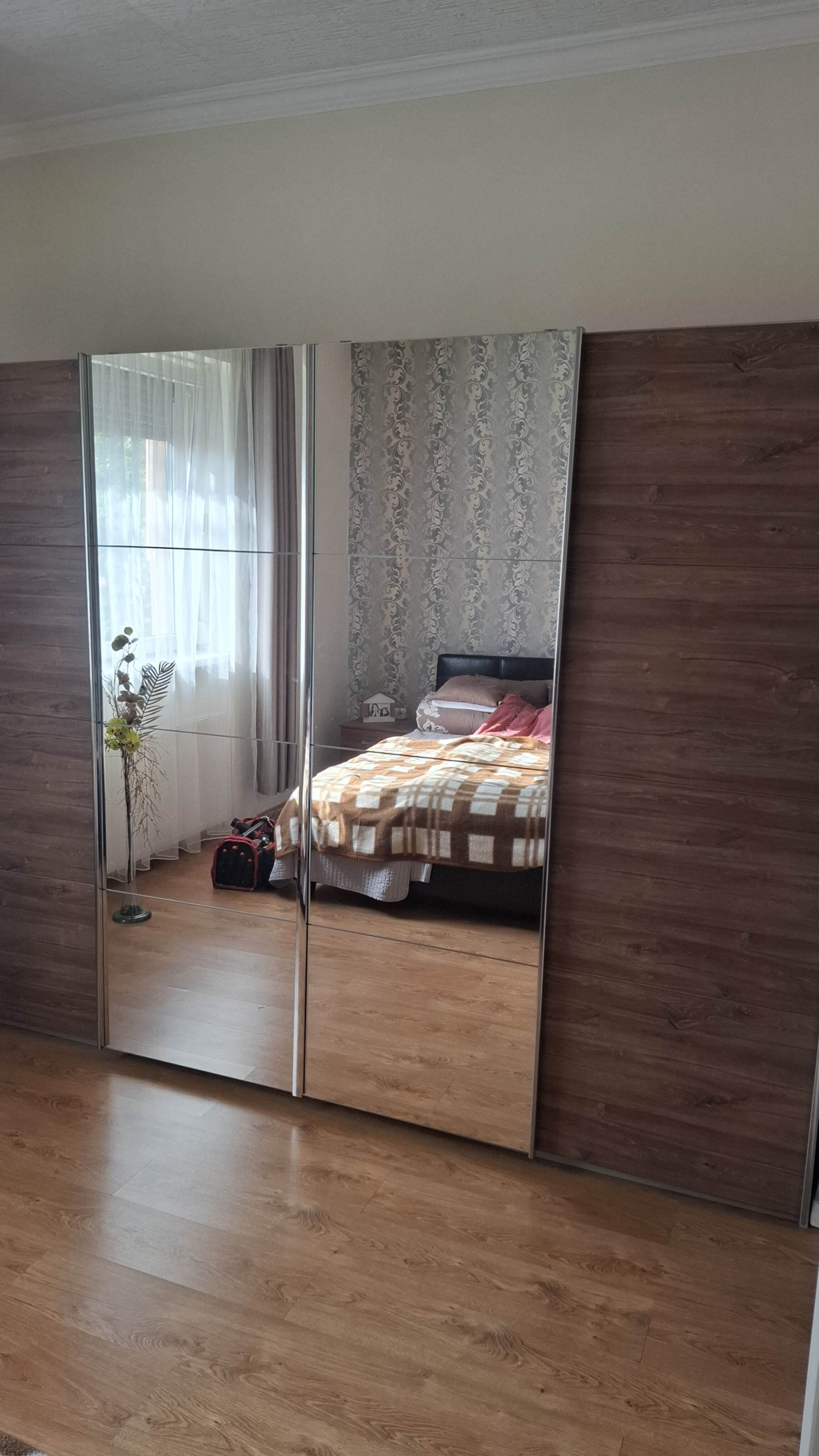 Tükrös barna szekrény szerelés