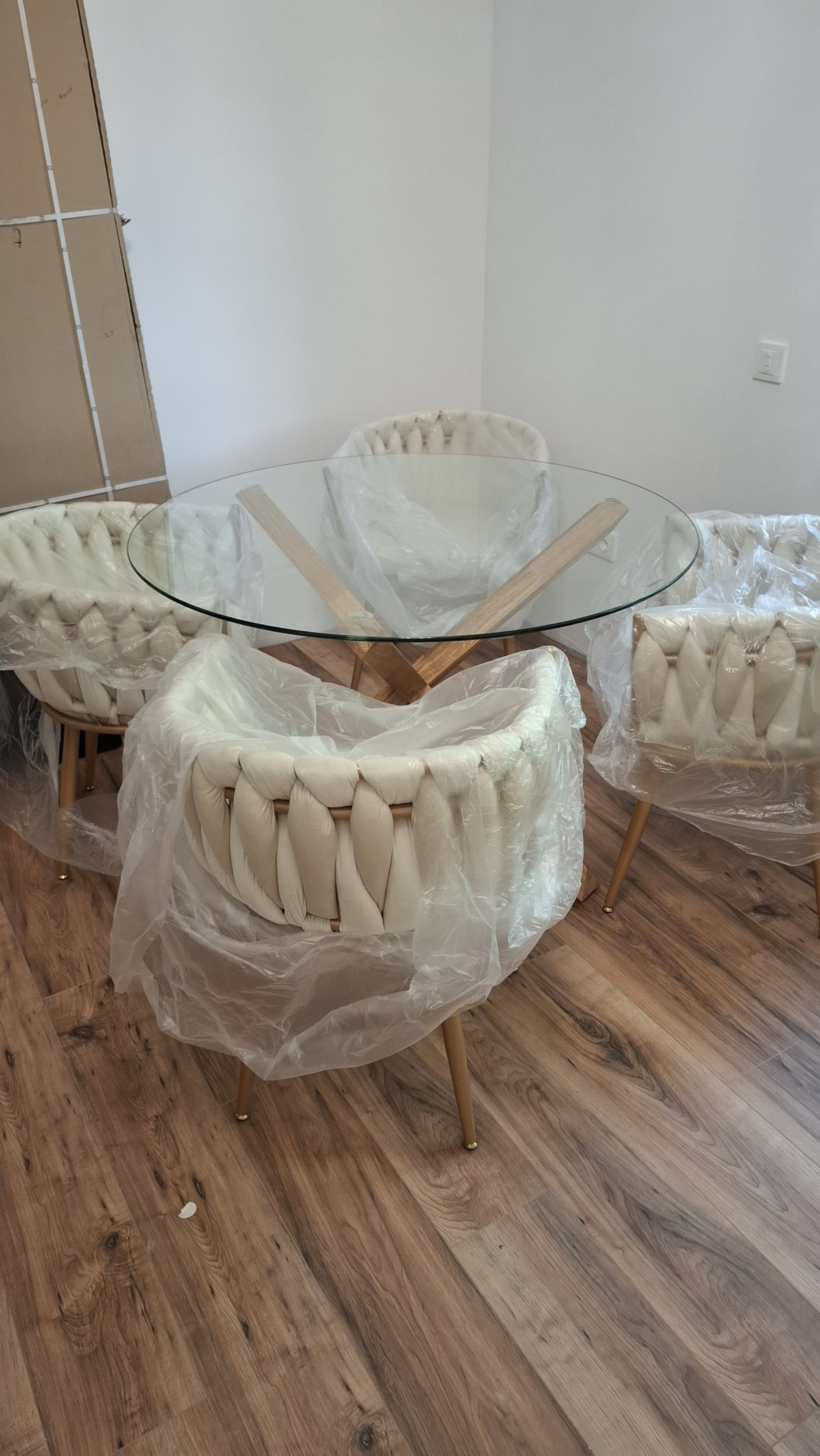 Üvegasztal összeszerelés